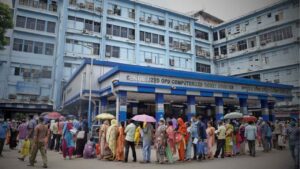 Bhowanipore Police caught 3 mens who were taking money from patient for doctors consultation