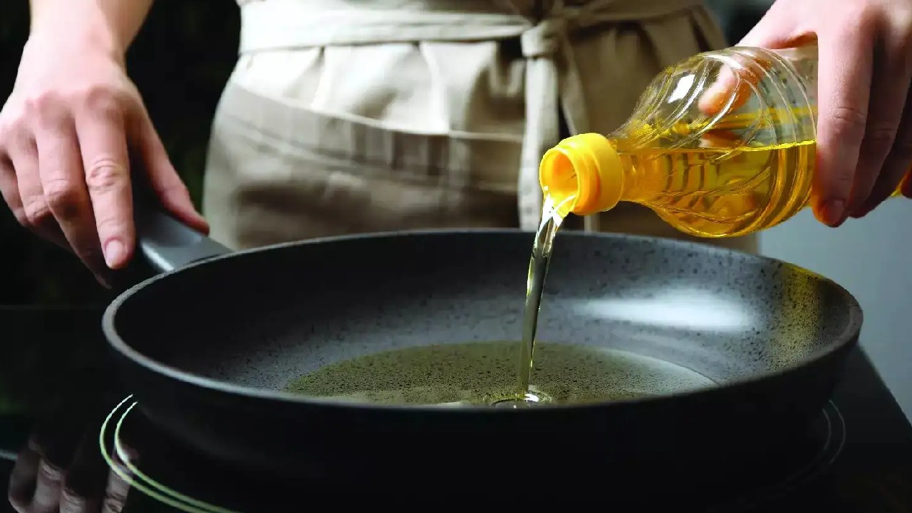  Central govt cuts import duty on cooking oil; prices may drop!