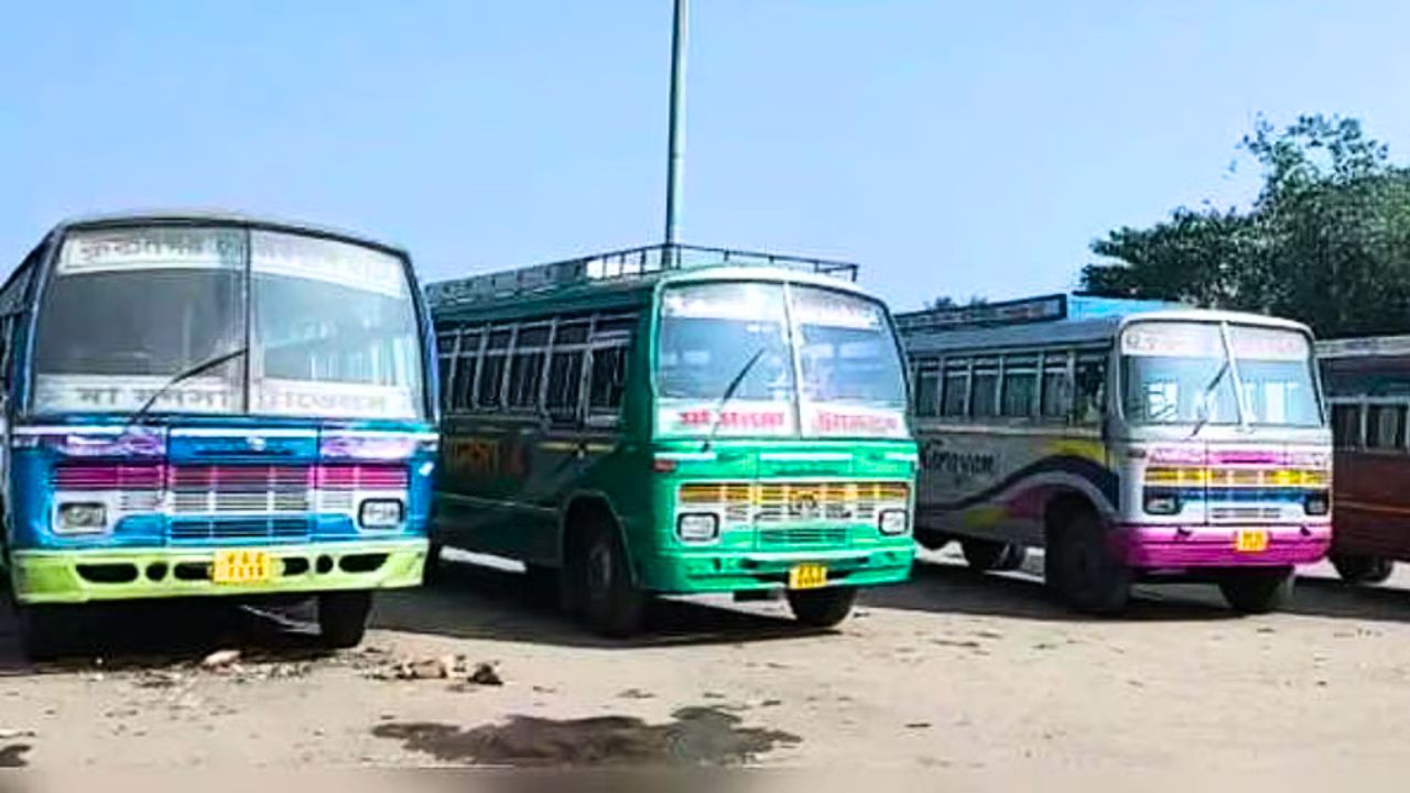 Bus strike in Bardhaman in protest against the menace of Toto rickshaws.