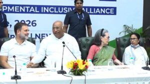 Rahul-Sonia quickly moved away as soon as Mamata Mamata Banerjee car entered