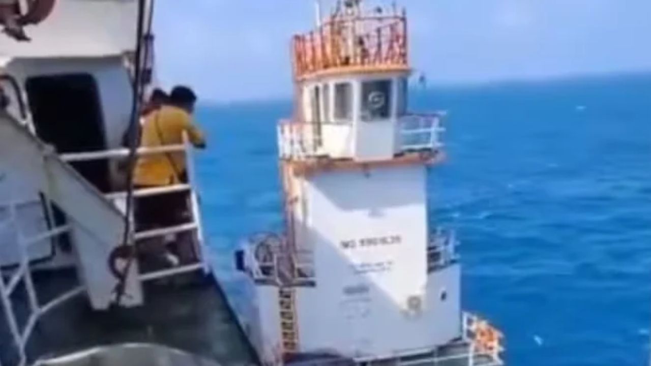 Indonesian passenger ship sinks in Java Sea, 103 passengers rescued.