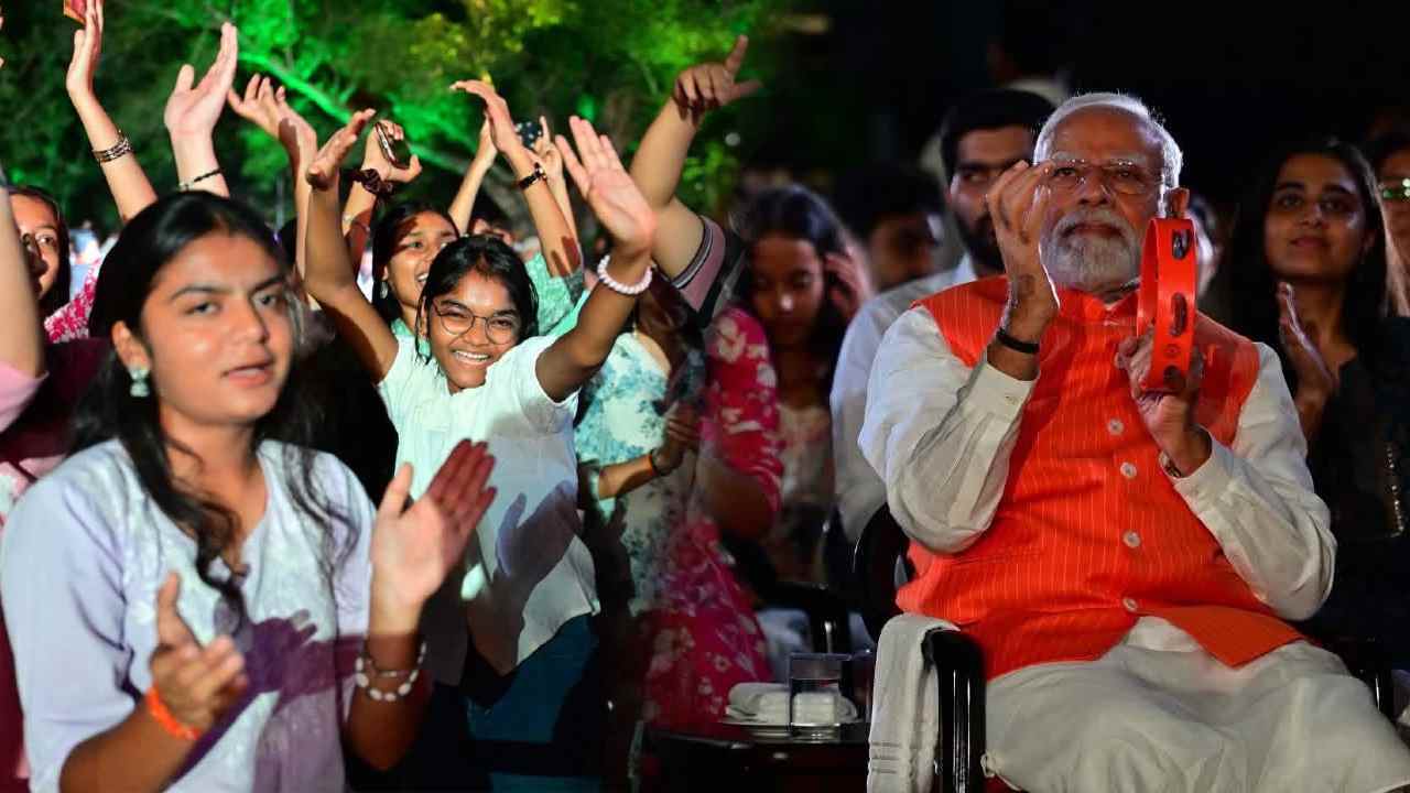 PM Narendra Modi Bhajan Clubbing on Deendayal Upadhyaya’s 110th birth anniversary