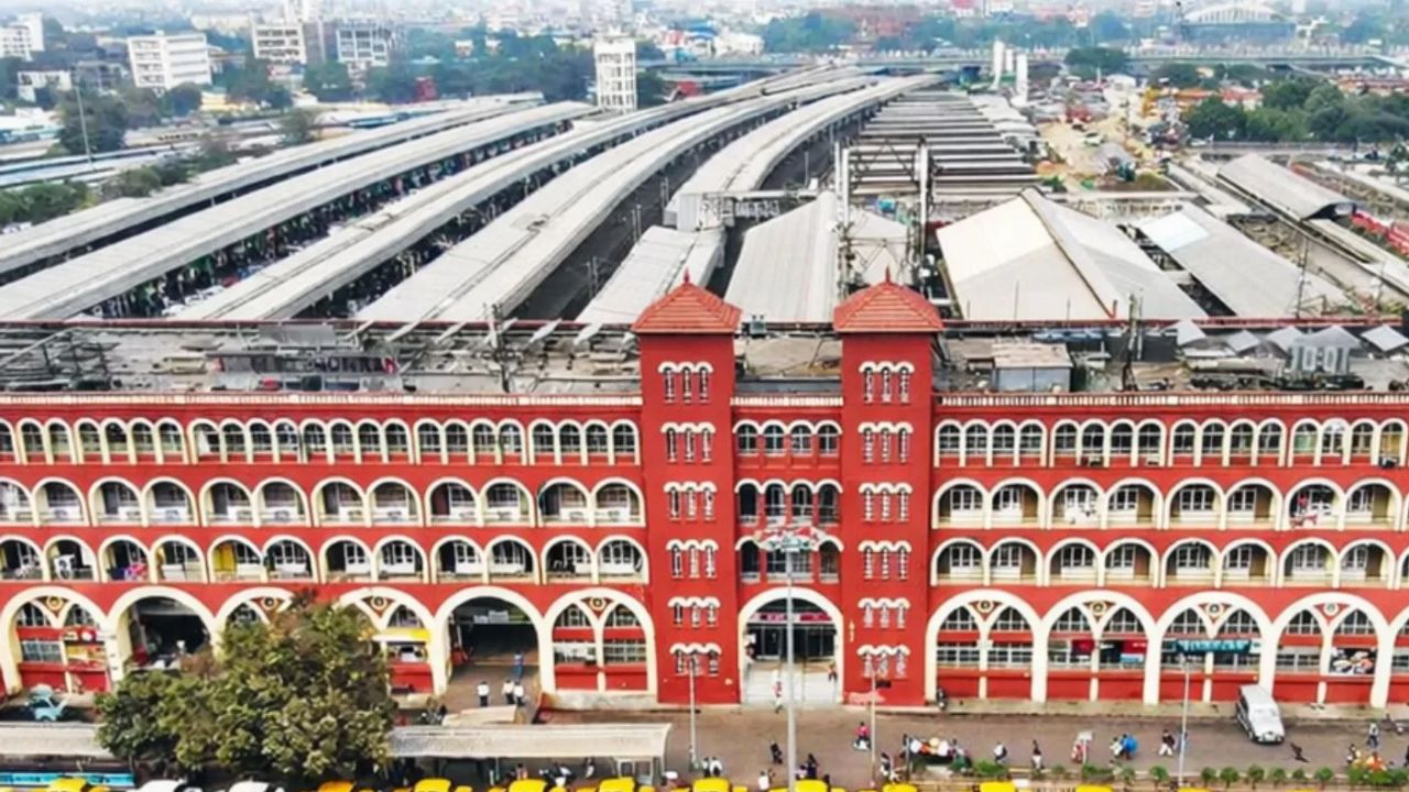 Hawrah skywalk easy access to trains right after getting off the bus