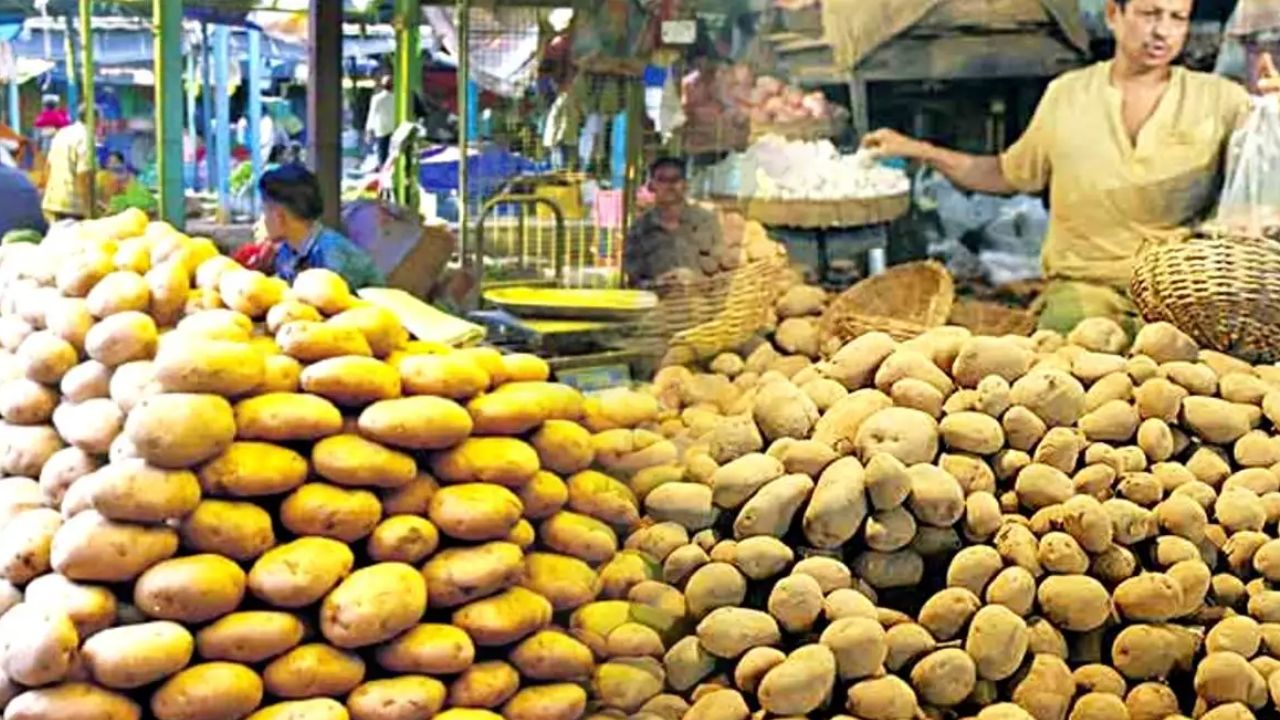 আলুর দাম না মেলায় বাড়ছে উদ্বেগ! রাজ্যের হিমঘরে এখনও পড়ে ৯ কোটি ২৬ লক্ষ প্যাকেট