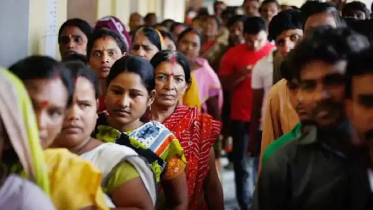 BJP Panihati Namo Mall Offers Clothes at Rs 10