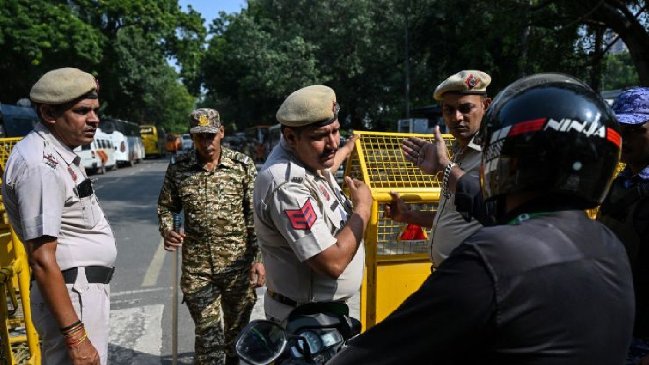 Tight security in the capital during the festive days amid the Delhi Protest!