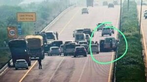 Rahul Gandhi convoy meets with an accident on the Purvanchal Expressway