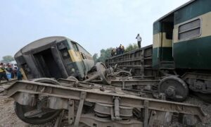 6 killed and around 30 injured in a horrific train accident in Pakistan.