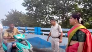 Minister of State Moumita Biswas Misra manage traffic during Durga Puja