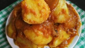 Recipe make a juicy potato and taro root curry with just a few ingredients