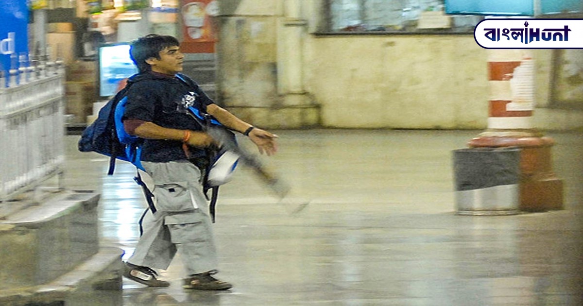 Человек в синем свитере во время теракта. Теракт в Мумбаи террористы.