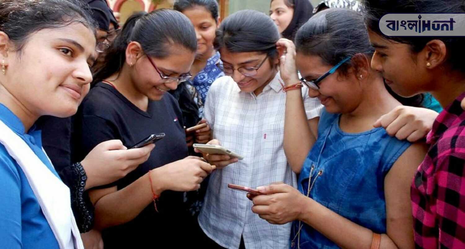 indian students using mobile phones 1