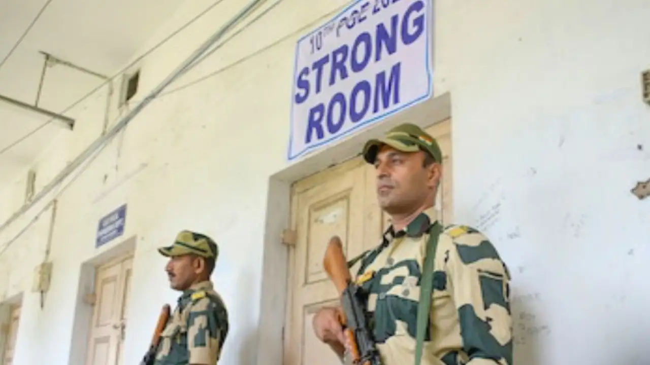 ইভিএম পাহারায় দুর্ভেদ্য নিরাপত্তা দিচ্ছে কমিশন! স্ট্রংরুম ঘিরে বাড়ছে কেন্দ্রীয় বাহিনী – এবেলা