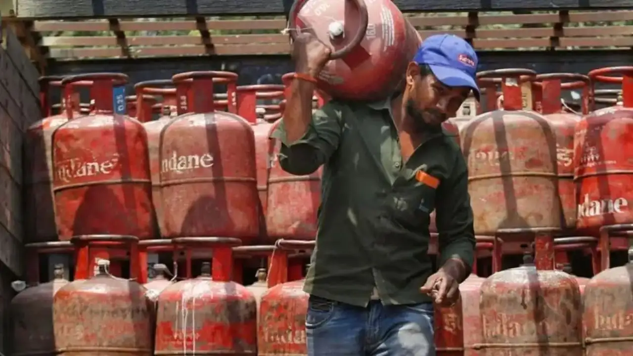 মাসের শুরুতেই কি পকেটে টান! রান্নার গ্যাসের দাম নিয়ে বড় বদলের সংকেত – এবেলা
